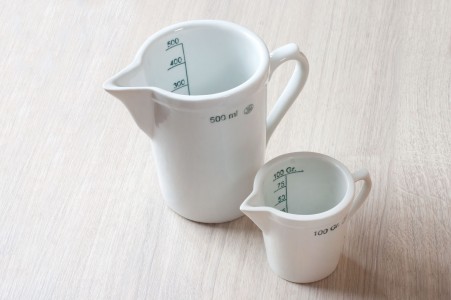 Odměrky s uchem, porcelán